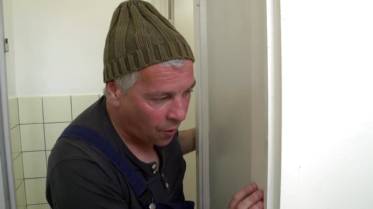 자위하다 적발된 섹시한 밀프, 대물 자지에 따먹혀