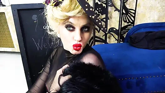 Женское доминирование с помадой и поцелуями