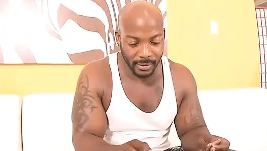 Zinde adam şehvetli esmeri kanepede iyi sikiyor