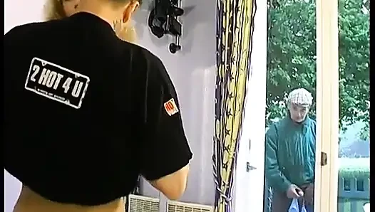 Пара взволнована взглядом извращенного дедушки