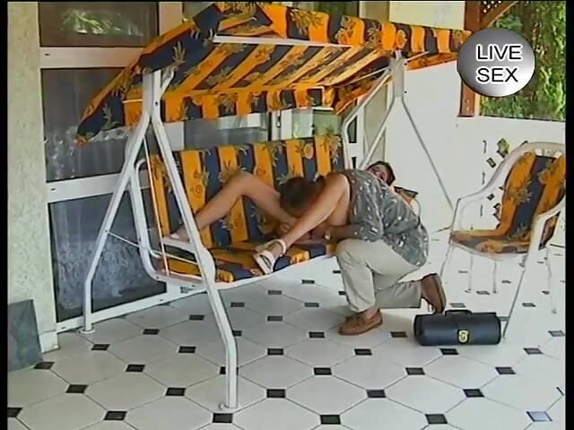 Μελαχρινή με μικρά βυζιά καβαλάει στη βεράντα