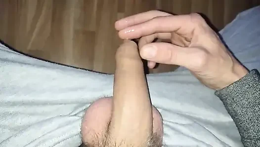 Sünneti ve parmaklarıyla oynuyor ve o büyük yarak çok beyaz bir boşalmayı tükürüyor