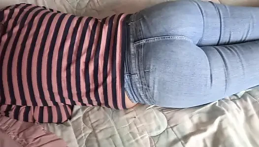 Istri latina pamer pantat montoknya dengan celana jins on dan jean down
