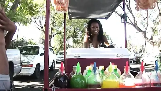 Горячий черный сосет и трахает большой черный член раком