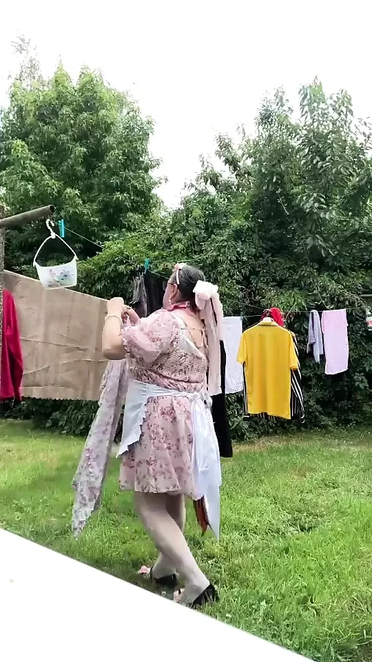 Într-o ținută babydoll cu o rochie nouă pentru a extinde marginea.