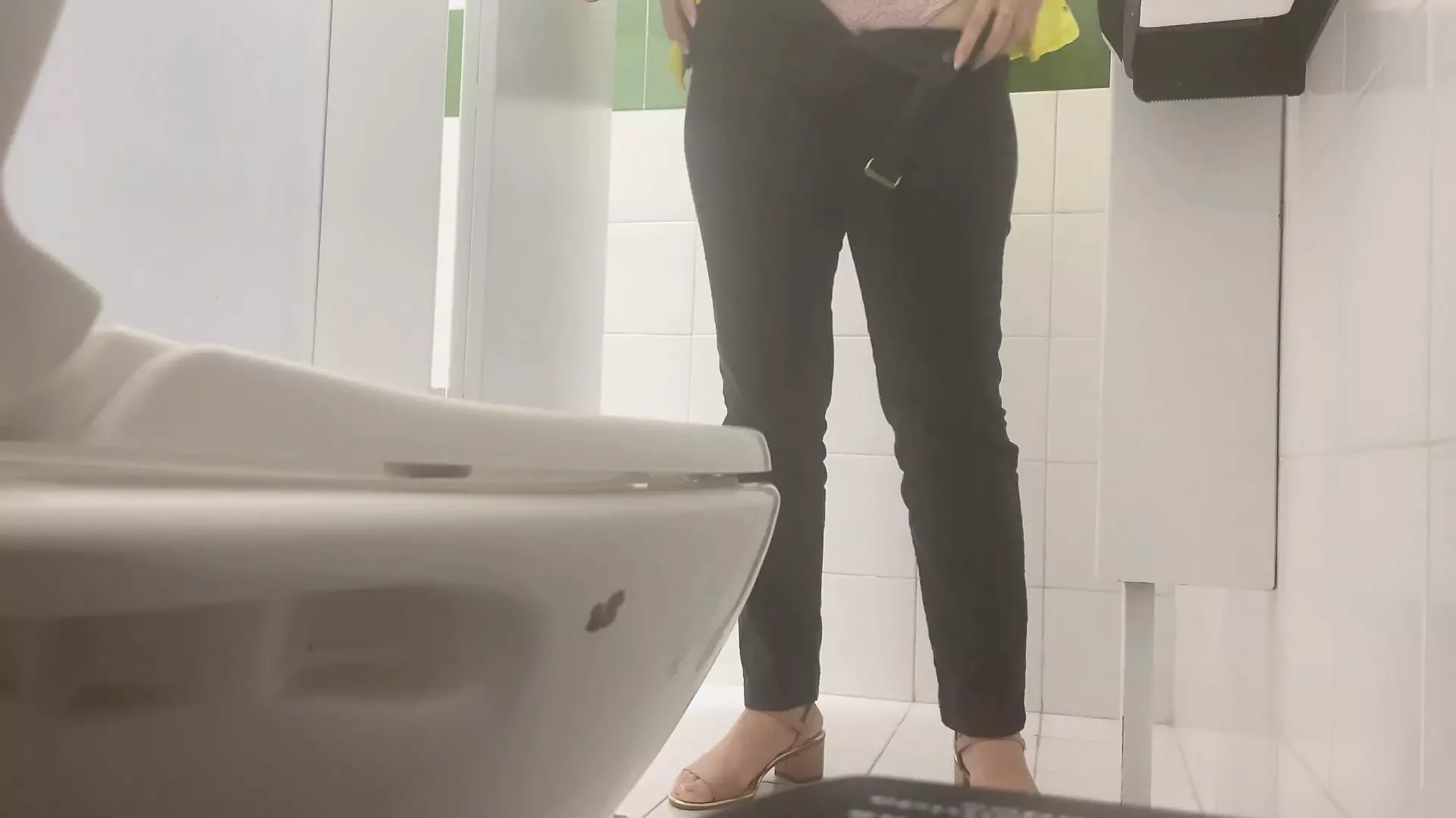 我的继母记录自己在浴室里撒尿，让我每晚自慰
