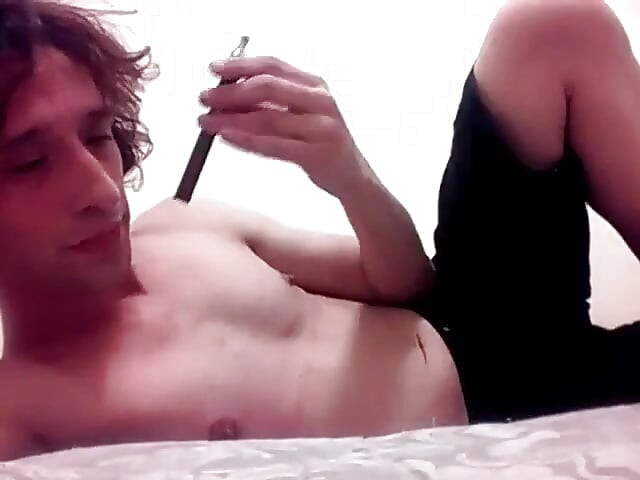 Vapando topless trans con mensaje a las personas Lgbtqia+ inseguros /interrogando