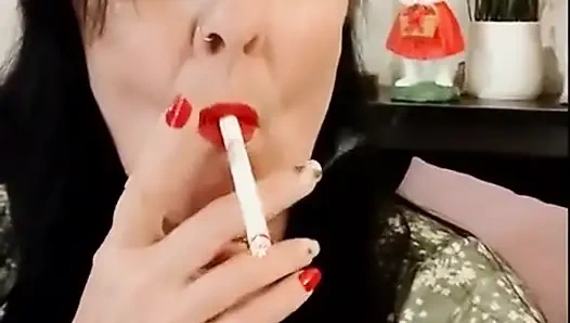 Süßer rauchennder MILF, roter lippenstift