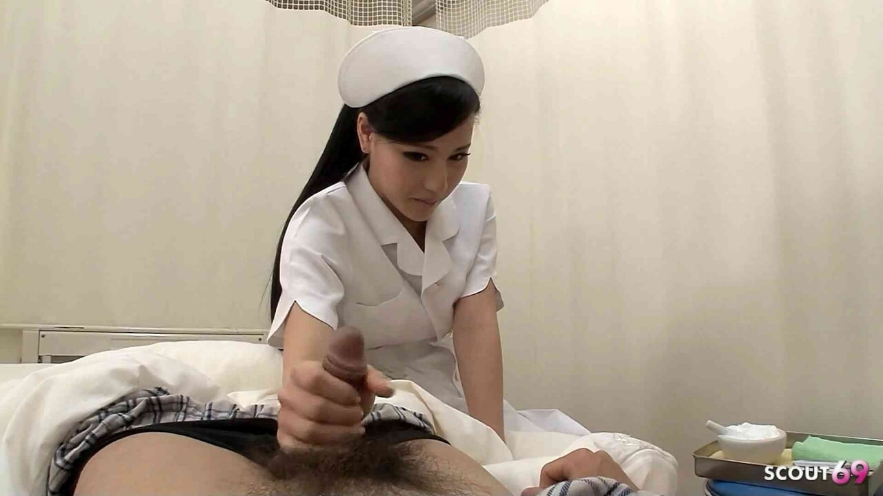 Jururawat remaja Jepun kurus dengan tetek kecil menggoda untuk berkongkek berisiko tanpa ditapis di hospital oleh pelanggan