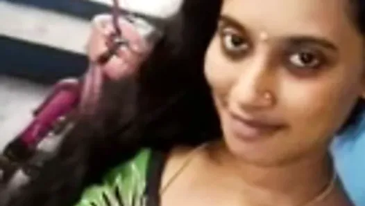 Indienne - une chrétienne sexy montre ses nichons