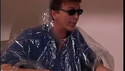 Симпатичная шлюха получает страпон на члене в ее дырке для траха