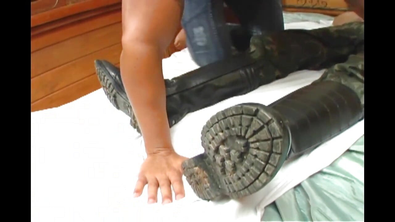 Cowok berotot saling ngentot di pantat