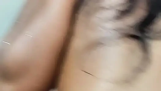 Üvey erkek kardeşim evde yalnızken beni banyoda sikiyor