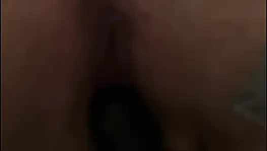 Толстушка с дилдо и член вместе, обе дырки для траха растянуты