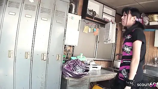 Chefs ficken asiatischen dünnen Schweißer-teen Aoi im dreier und squirten unzensiert