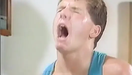 Bu sarışın fahişe amcığını iki eşcinselle sikiyor