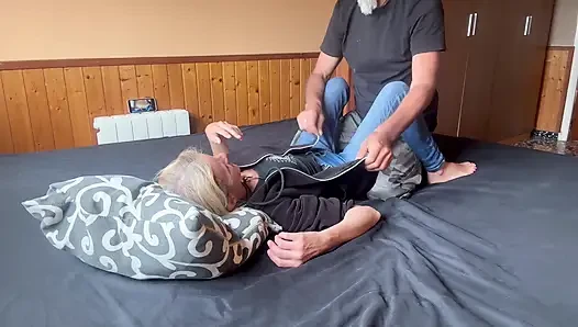 Amateur-Stiefschwester hat selbstgemachten Sex, sie genießt zwei Orgasmen