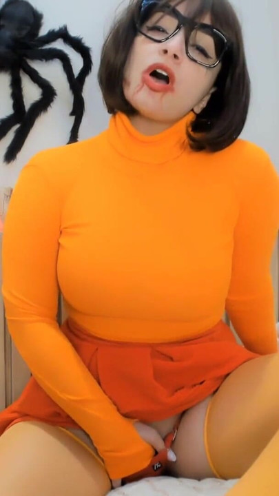 Ključni trenutak iz "Velma Dinkley iz socooby doo cosplaya crveno svjetlo za drkanje igre JOI ČEP ZA GUZU I SAVRŠENO PUŠENJE"