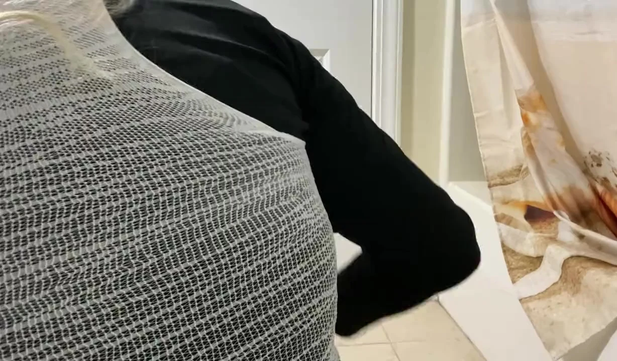 Travesti amatör siyah mı yoksa beyaz çoraplı mı en iyiyi seviyor ve külot veriyor mu diye soruyor
