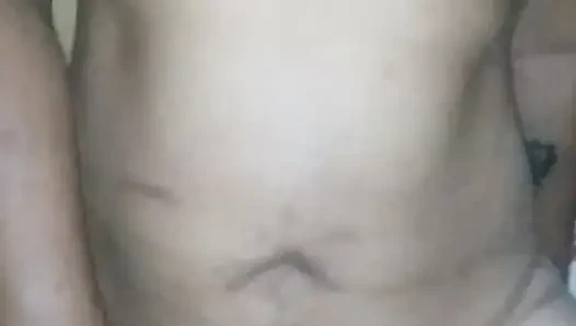 Cewek sange asia ini lagi asik nyepong kontol