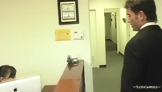 Mika Tan, olağanüstü bir birey ve Asyalı arkadaşı sözlü bir alışverişte bulundu.