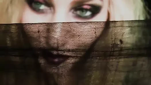 Ditekan ke dalam ketaatan nilonku