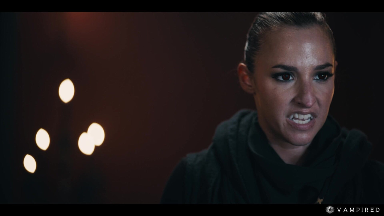 Lezdom vampirski seks - Dominatrix Amirah vreba slatku 18-godišnju tinejdžerku Matty Milu