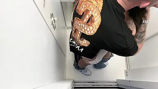 Мы трахаемся в лифте, и сосед нас ловит