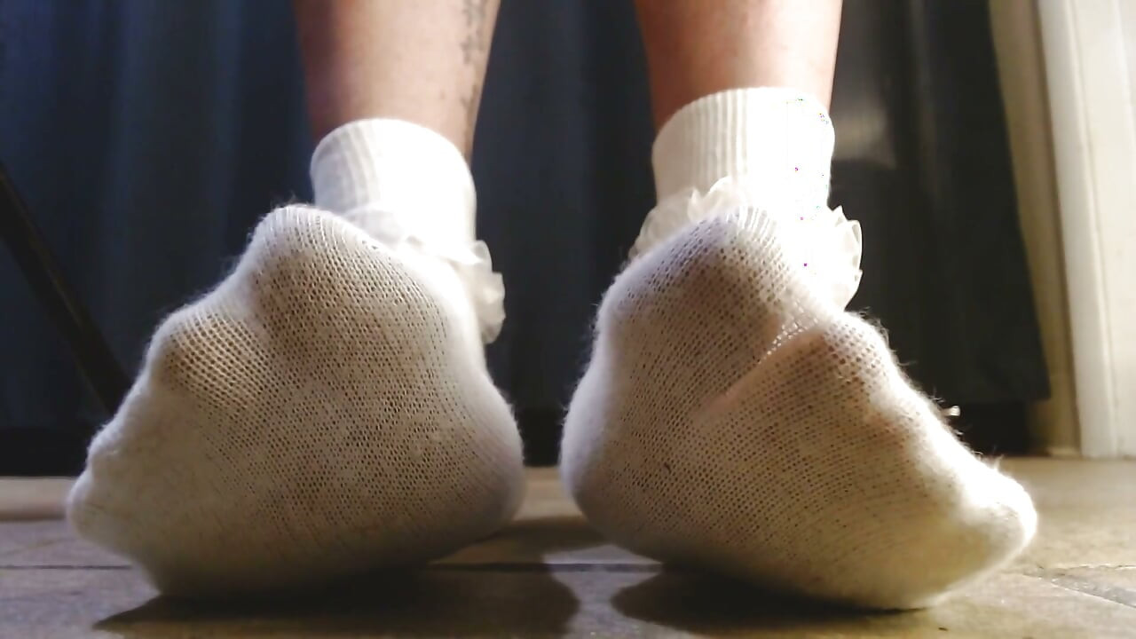 Devojka sa koledža u naboranim čarapicama i omiljenim Vans patikama