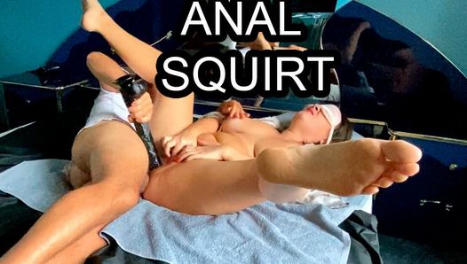 Schöne schöne Reife wird in den Arsch gefickt und führt einen riesigen schwarzen Schwanz in ihre haarige Vagina ein. Squirting-Orgasmus & schmerzhaftes Anal.
