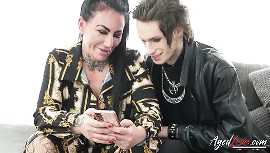 Ibu tiri dengan toket besar ini ngebiarkan cowok ini ngentot memeknya habis-habisan