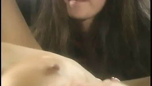 Cowok sange ini beruntung banget bisa ngentot sama dua gadis langsing di kafe
