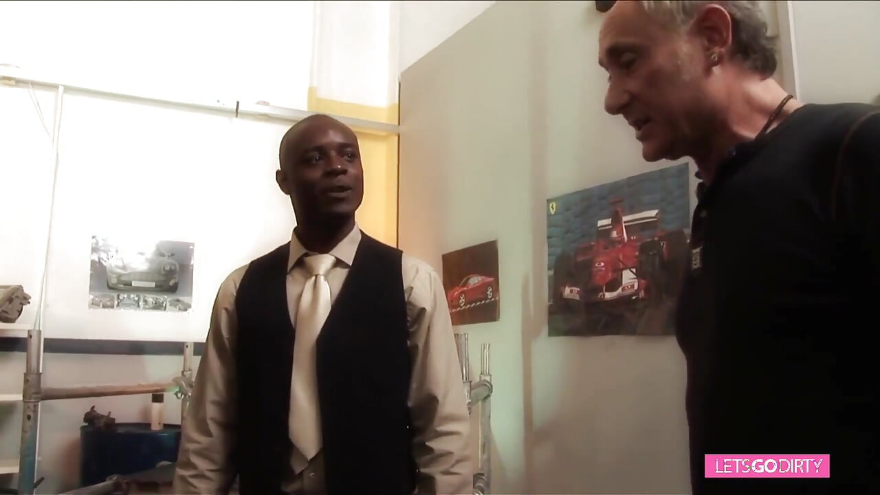 Gêmeas cadelas em meia arrastão, orgia interracial