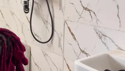 По очереди на ее мокрую толстую киску