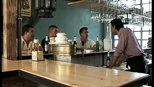 Kızıl saçlı Alman genç erkek avcısı barda büyük yarağa biniyor