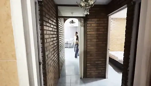 Aku jalan-jalan ke rumah abang tiriku dan ngeliat dia bugil di kamar mandi!