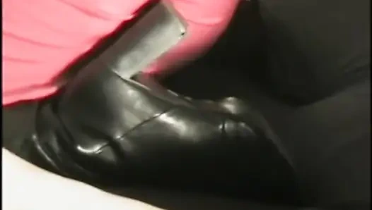 Zwei sexy küken befriedigen sich gegenseitig die muschi