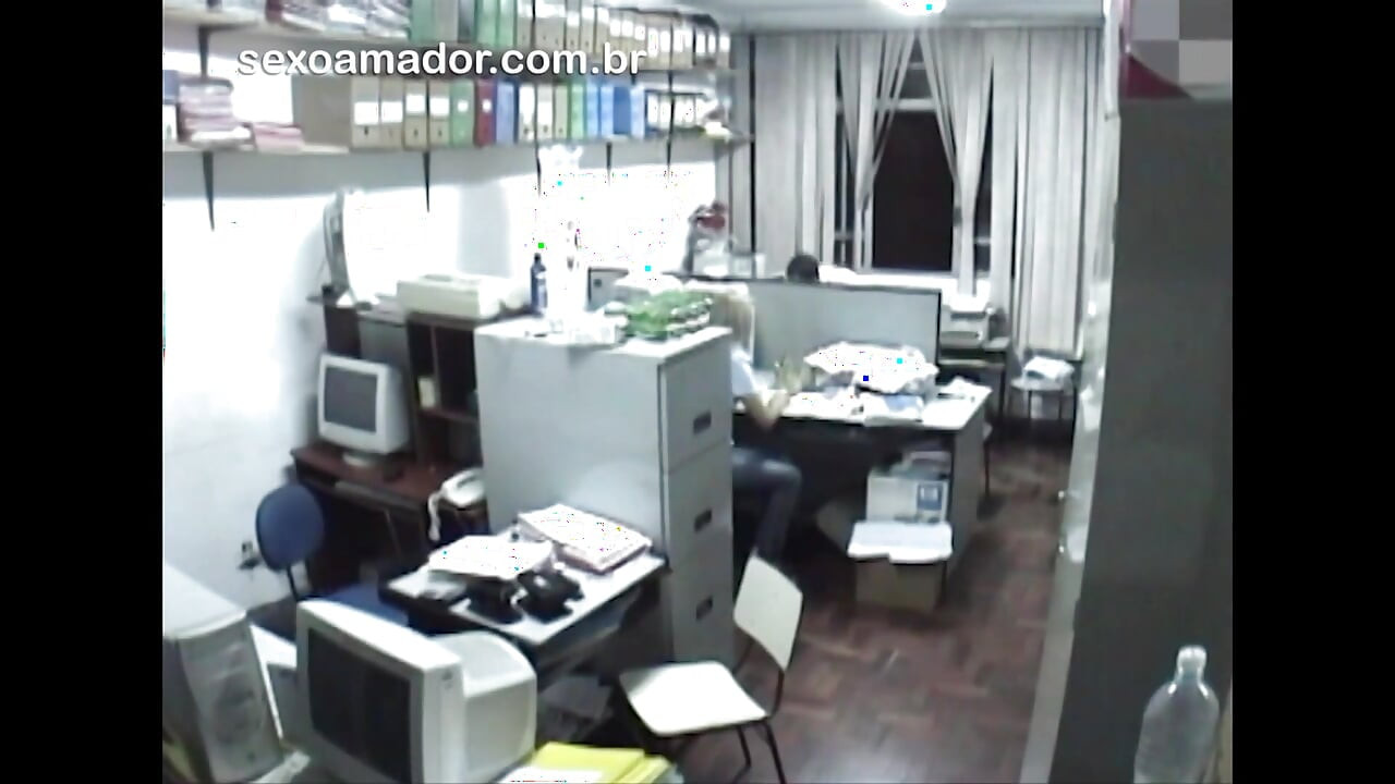 Nadržené zaměstnankyně mají sex v kanceláři po práci