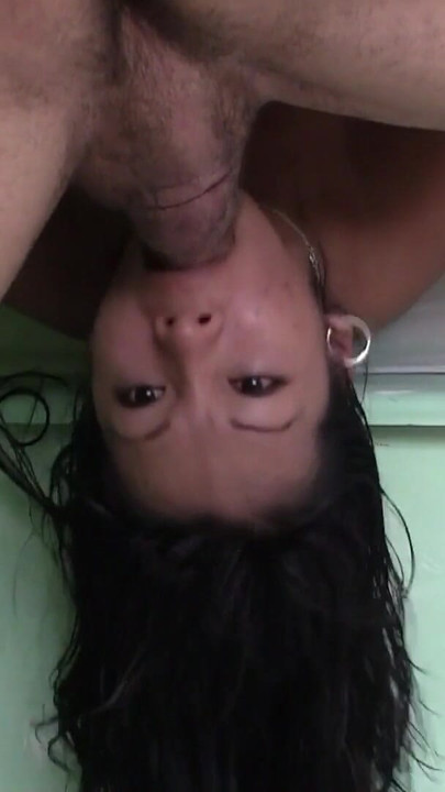 Amateur latina milf traga polla hasta llegar a la parte trasera de su garganta | Clip 1