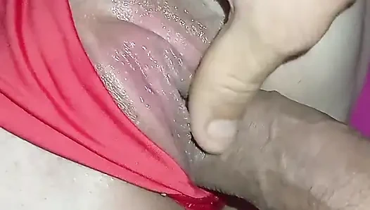 Freches weißes mädchen mit ihrer muschi in flammen