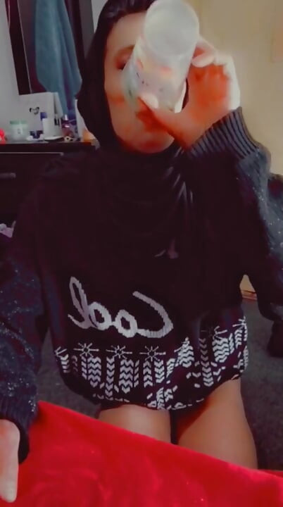 Ladyboy Bär Hijab Piss Med handsfree