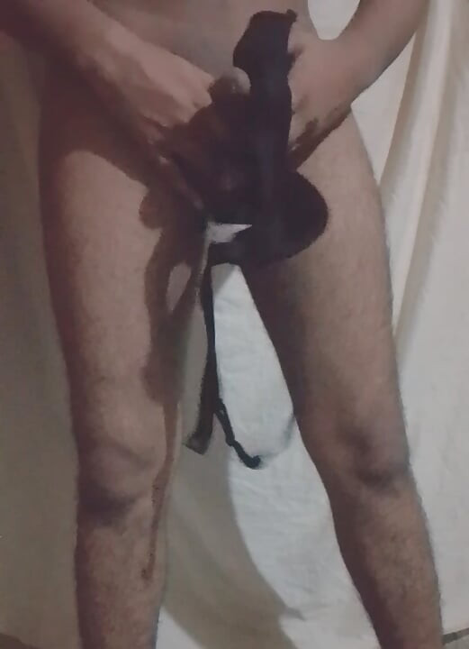 Masturbasi kontol pakai bra
