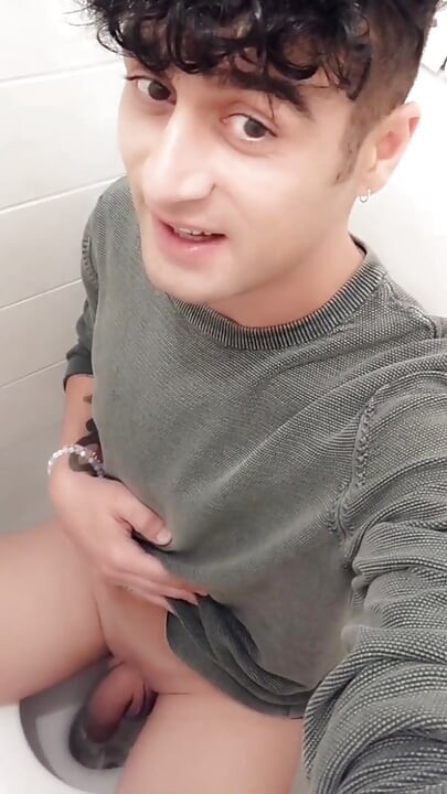 화장실에 앉아 있는 자지로 오줌 싸는 트윈크