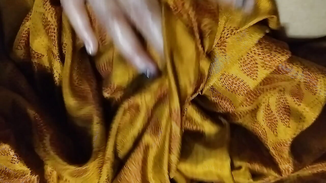 嫂嫂將性玩具插入小穴並取出陰戶汁液