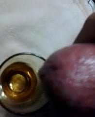 我的朋友被射在小酒杯里
