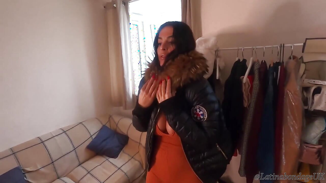 Latina atada apretada y amordazada con diferentes mordazas! Mientras usa boa de plumas y parkas de pieles diferentes (hd)
