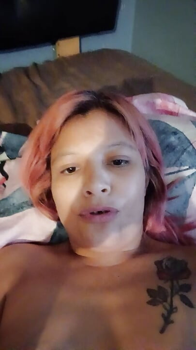 彼女は愛する人への大きな思いで自分をこすりつけるのが大好きです