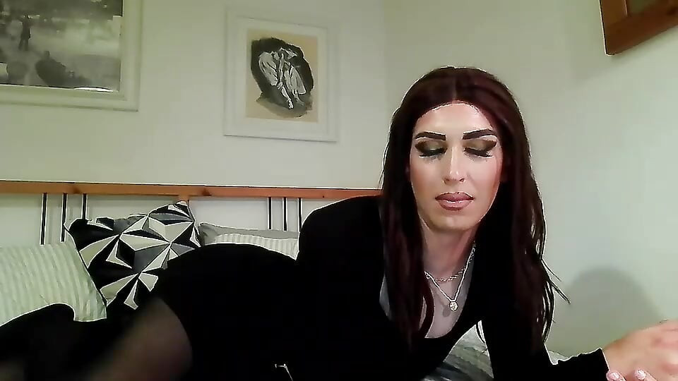 Crossdresser v punčochách a kalhotkách na kameru