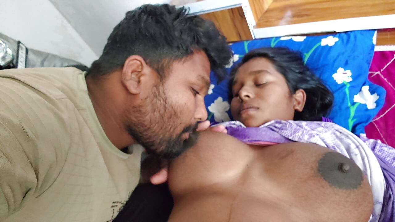 Devar apni embarazada bhabhi ka chupando kar raha he - desi caliente joven bhabhi hermoso pezón chupando.