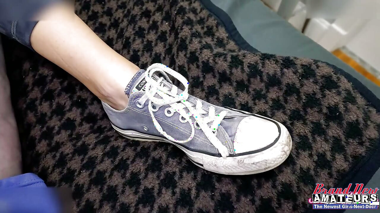 Parker bujne tetovirane brinete MILF zvezda radi handjob i gutljivo guta!